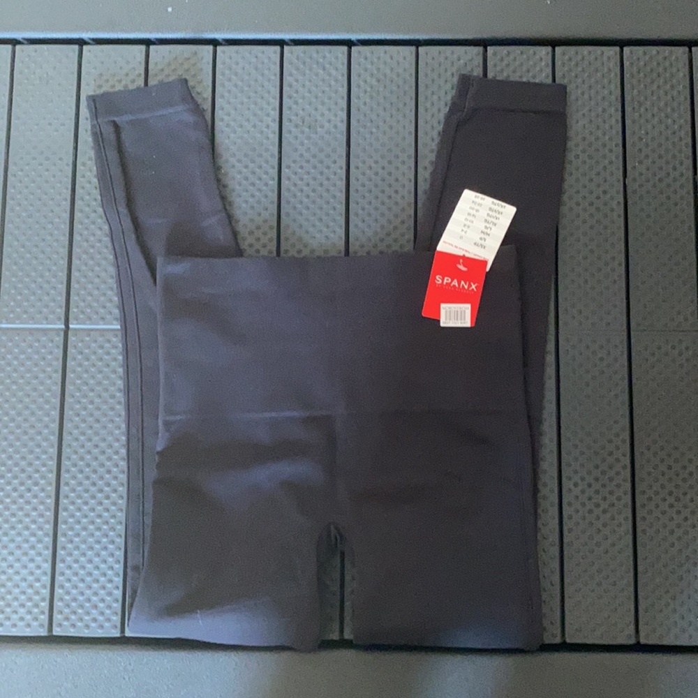 NWT Spanx Look at Me now Leggings in Very Black Size Medium